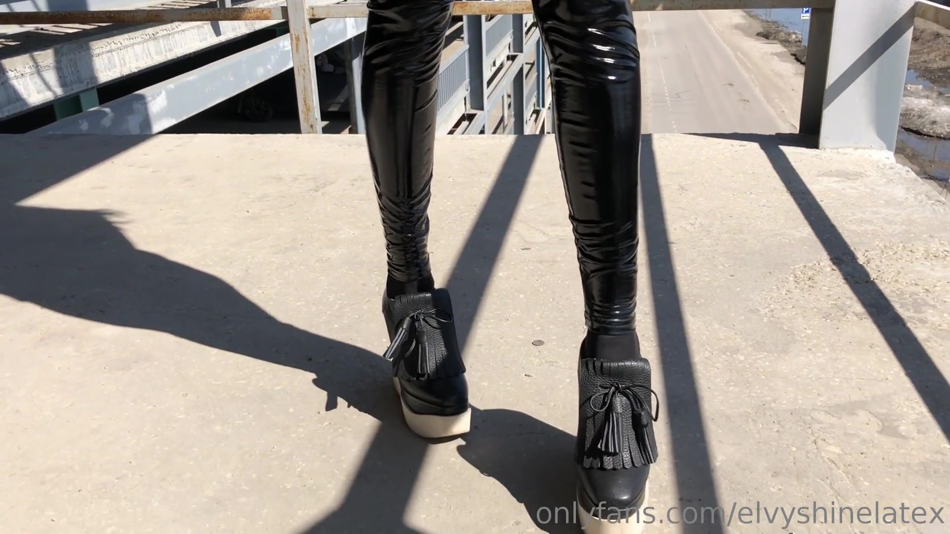 onlyfans elvyshine @elvyshinelatex charming slut demonstrates her ardent bo...