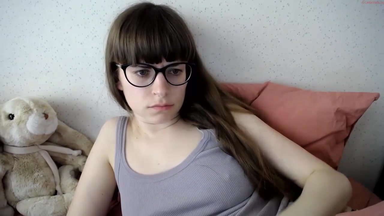 mimi_morgane87 caresses the holes with his hand - recTUBE